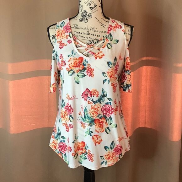 Pit to pit 19 1/2 in length 22 in. 9/1 - Picture 1 of 6